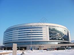 看台沙特球迷目睹主裁判给中国队点球，比划手抗议示意看VAR